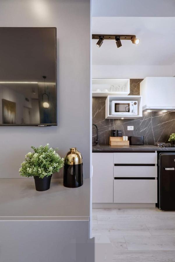 Government Deluxe Studio By Magic Apartments Bucureşti Ngoại thất bức ảnh