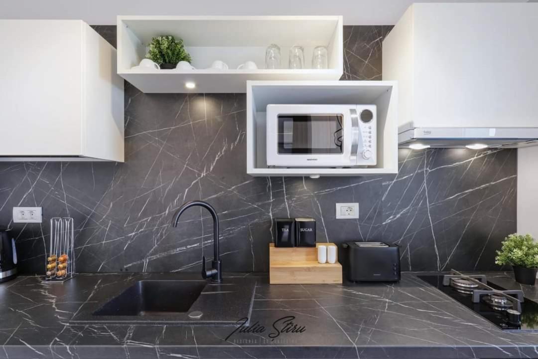 Government Deluxe Studio By Magic Apartments Bucureşti Ngoại thất bức ảnh