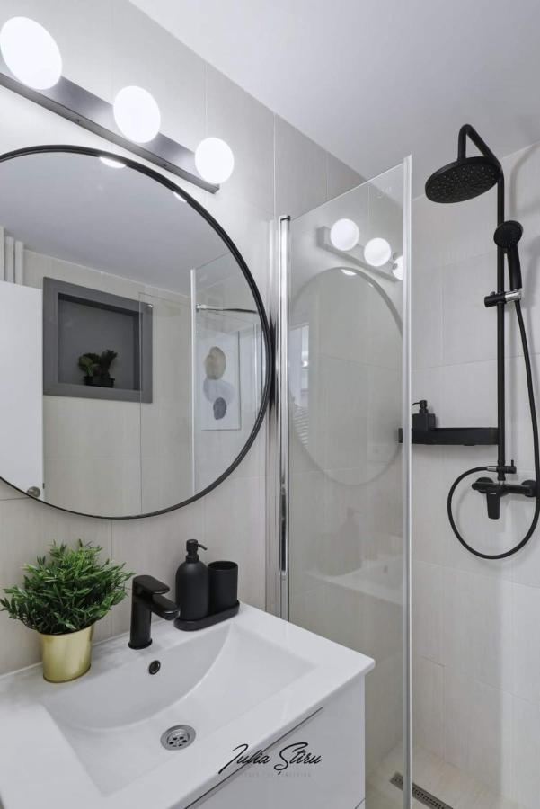 Government Deluxe Studio By Magic Apartments Bucureşti Ngoại thất bức ảnh